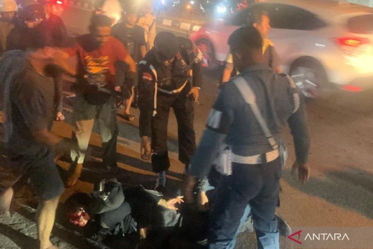 Polisi amankan terduga ODGJ ayunkan parang ke pengguna jalan di Mataram