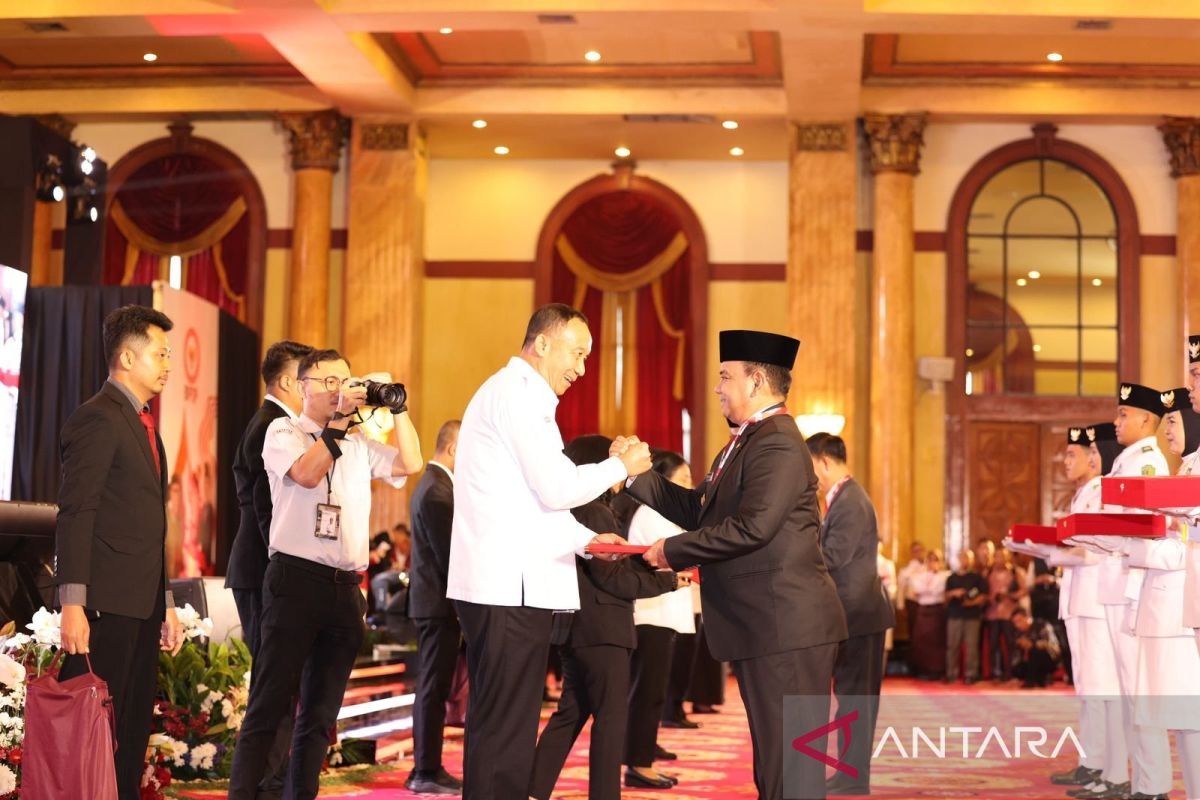 Pj Gubernur Sultra Terima Duplikat Bendera Pusaka