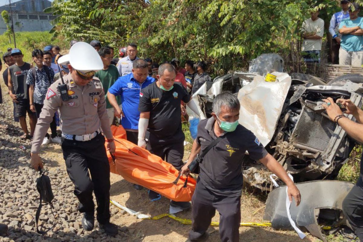 Pengemudi Avanza tewas ditabrak kereta barang