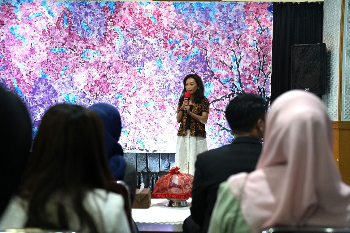 Unhas menghadirkan pameran lukisan tunggal "Warna Rosi"