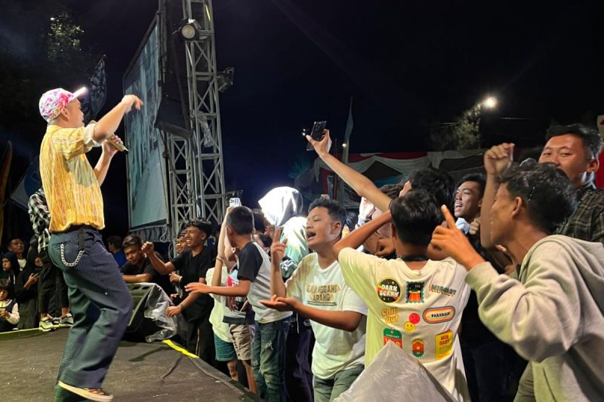 Kolaborasi Orkes Taman Bunga dan Kelompok Seni Tradisi Menjadi Penutup pada Acara Puncak Galanggang #7 Kabupaten Solok