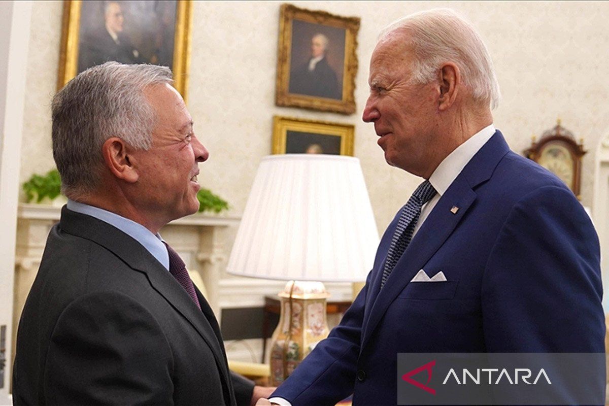 Biden beri peringatan tegas Iran tak menyerang Israel