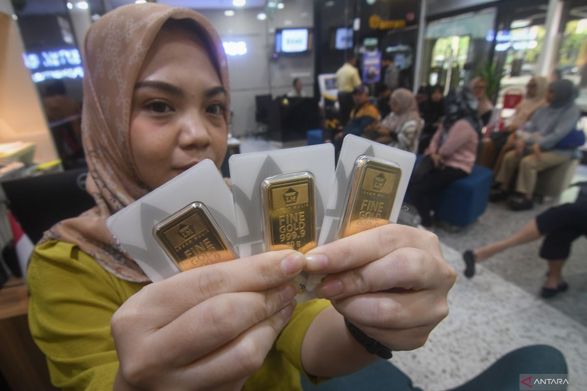 Harga emas batangan Antam Selasa turun jadi Rp1,413 juta per gram