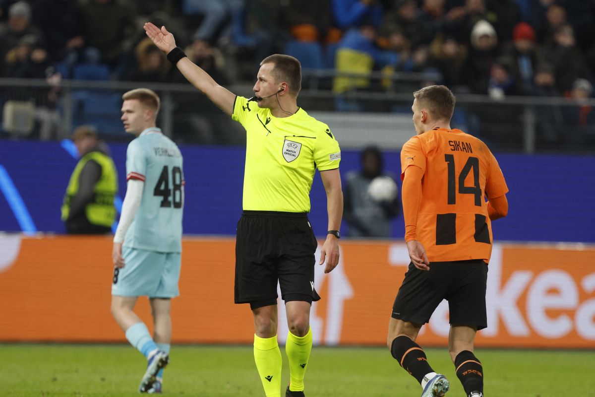 Mabuk jelang laga, dua wasit Polandia dicopot dari Liga Champions