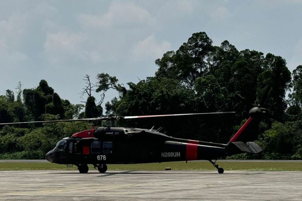 Helikopter black hawk bersiap operasi untuk memadamkan karhutla di Riau