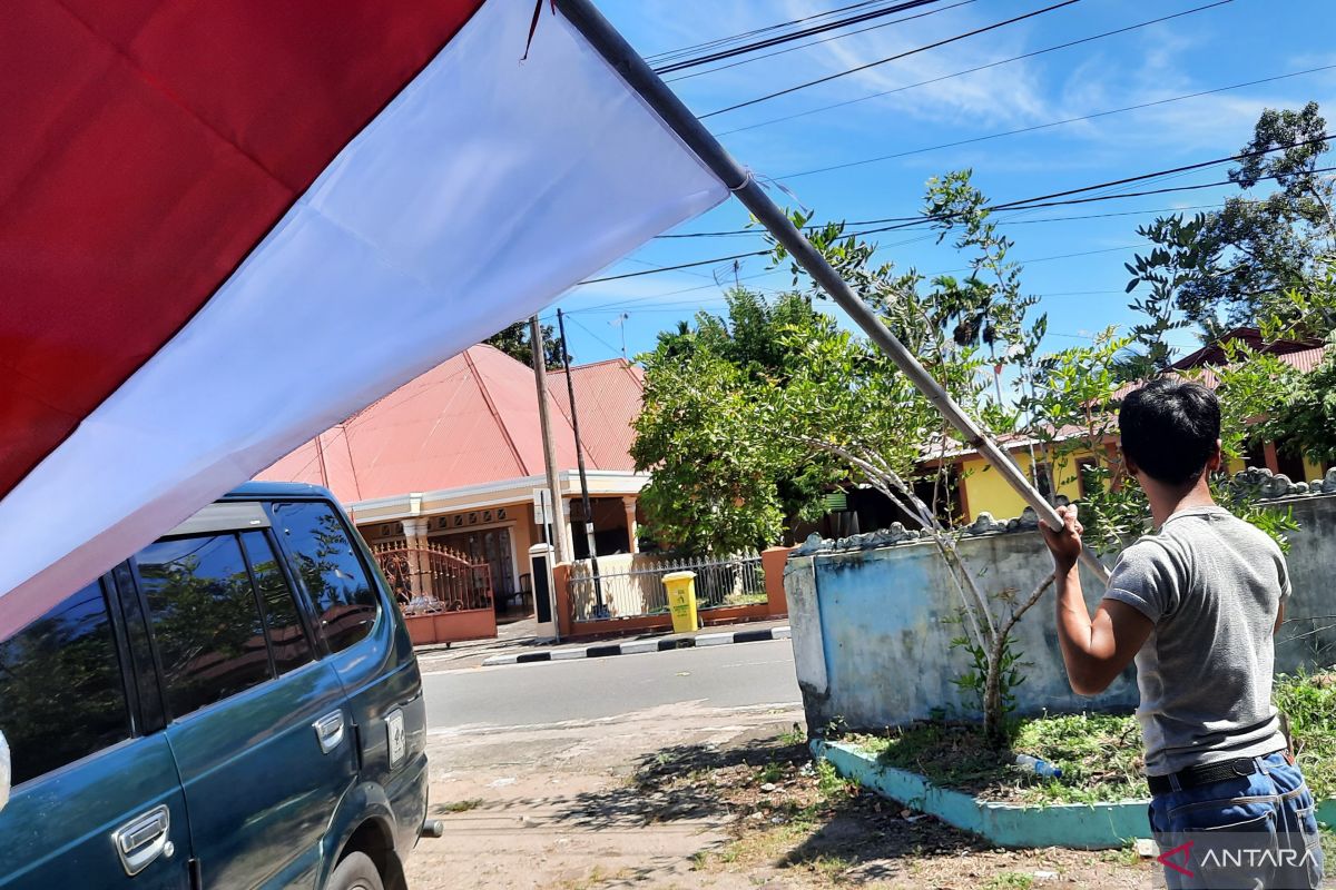 Pemkot Pariaman targetkan bagikan 1.500 bendera Merah Putih