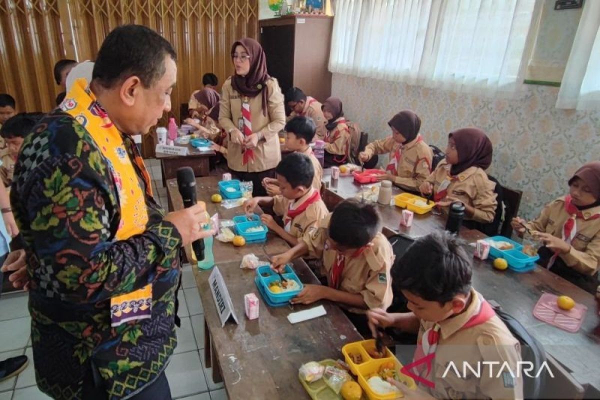 Bapanas pantau uji coba pemberian makan bergizi gratis di SDN 05 Cipinang Melayu