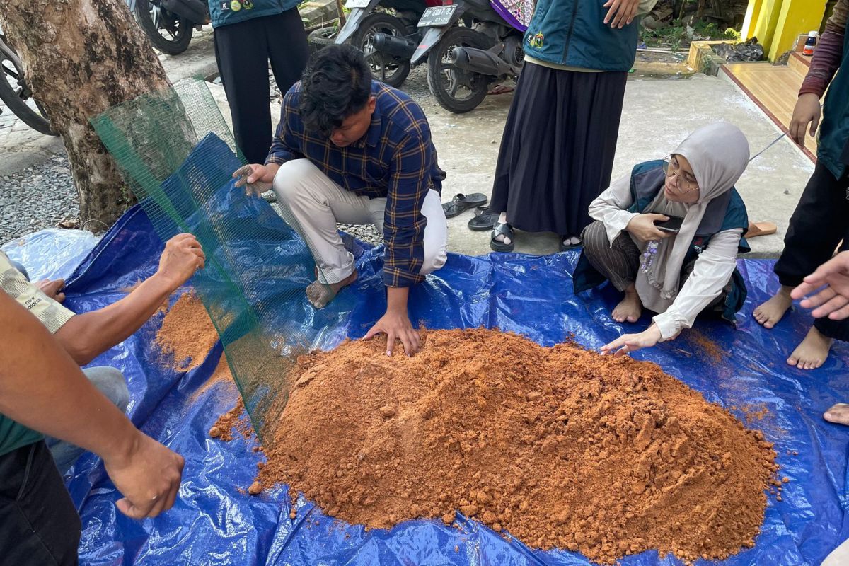 Mahasiswa Unhas melatih pemuda Maros budidaya jamur tiram