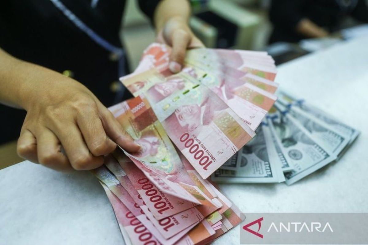 Rupiah di perdagangan Senin ditutup melemah