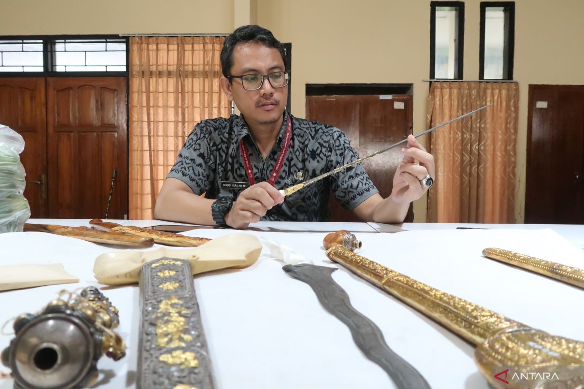 Museum NTB konservasi empat keris berusia ratusan tahun