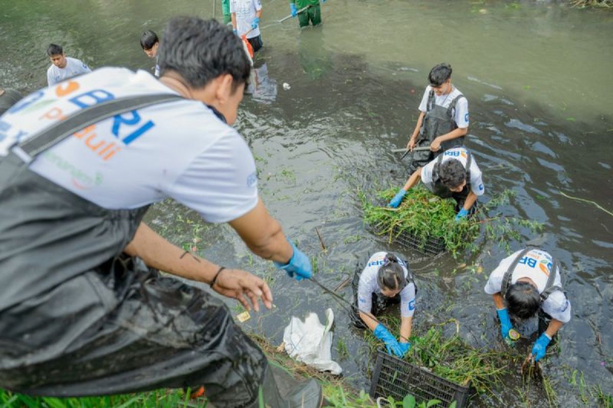 BRI Peduli edukasi masyarakat jaga kebersihan sungai dan hijaukan lingkungan sekitar