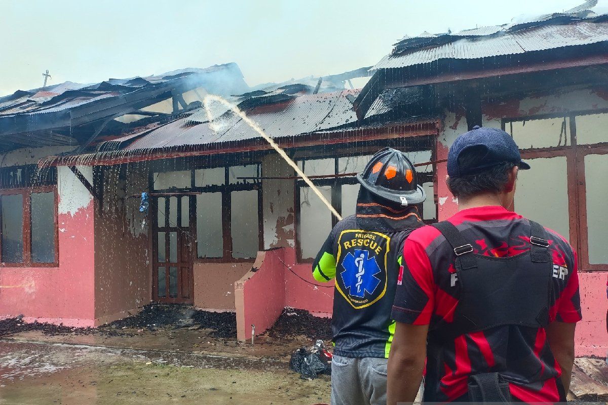 Barak delapan pintu di Palangka Raya hangus terbakar