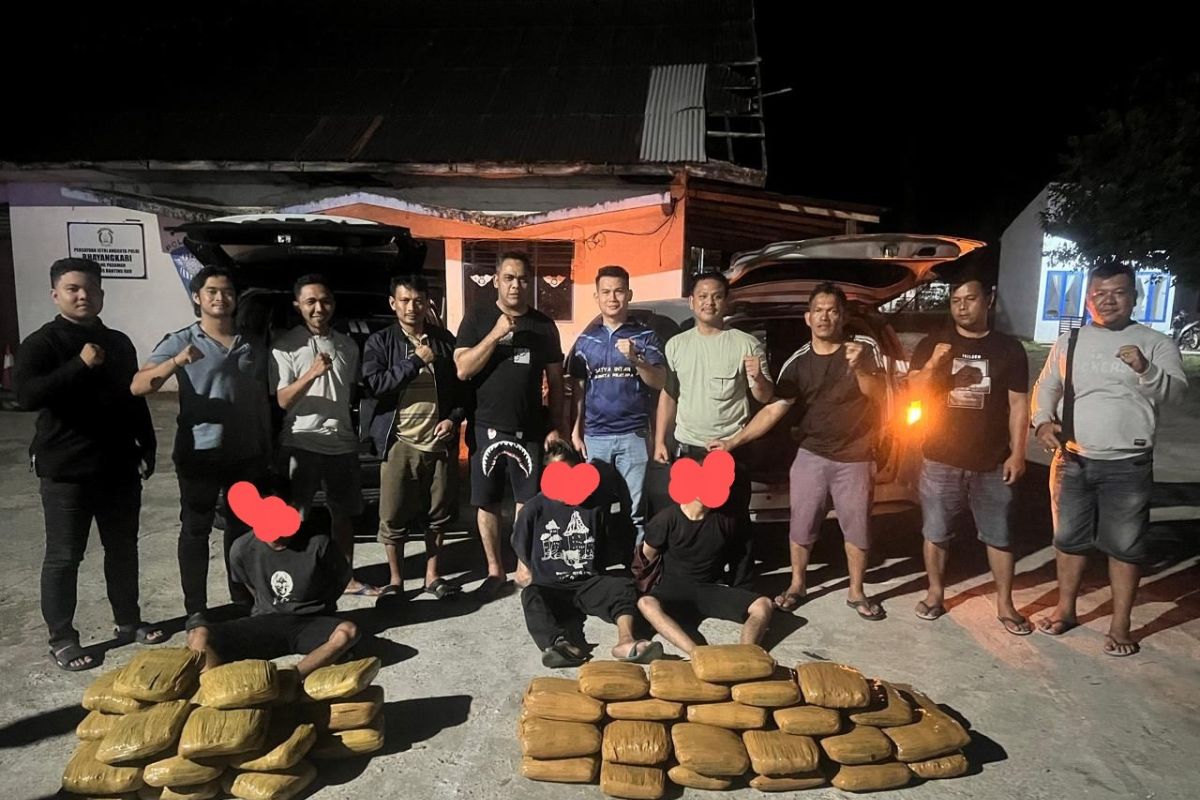 Warga Padang dan Bukittinggi ditangkap saat bawa puluhan kilogram ganja