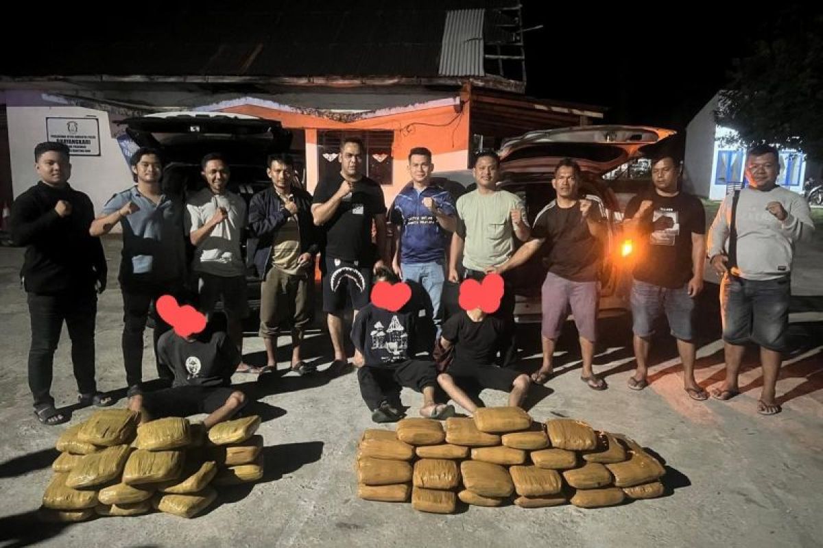 Polda Sumbar gagalkan penyelundupan ganja seberat 55 kilogram