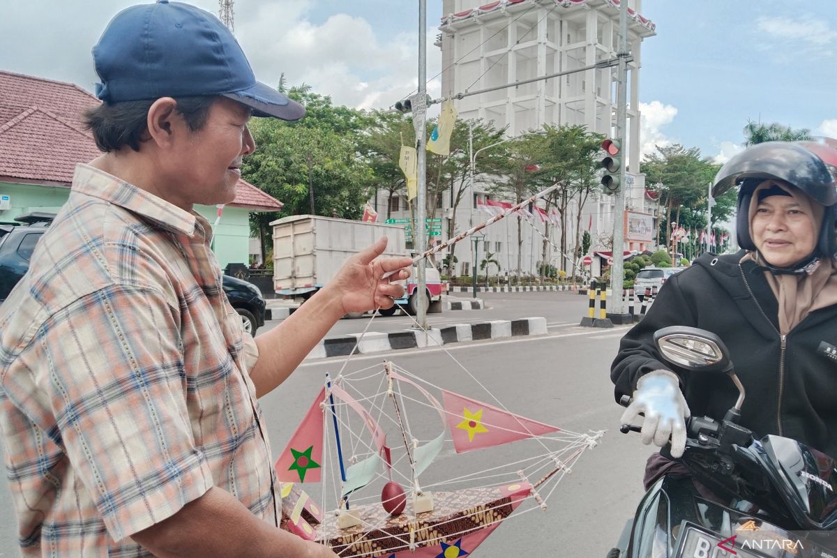 Pedagang 'telok abang' penuhi kantor Wali Kota Palembang  jelang HUT RI