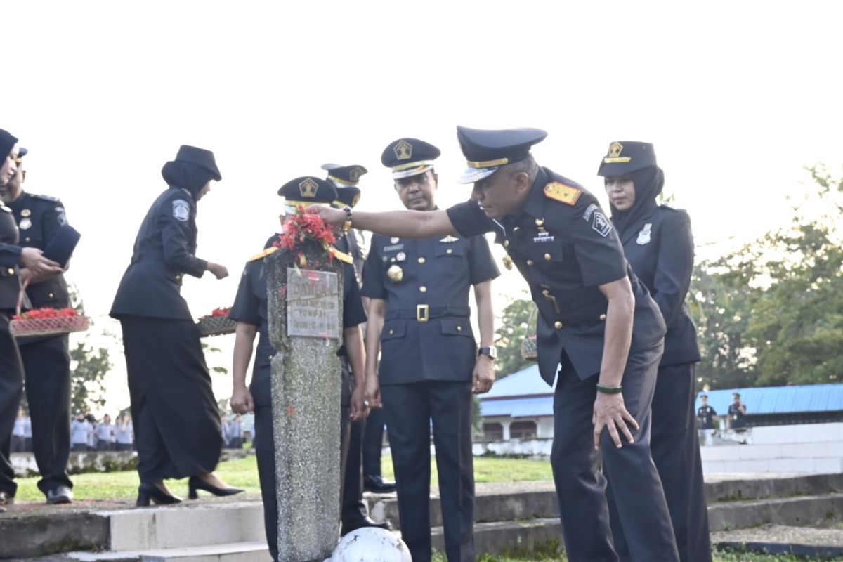 Kumham Sultra peringati Hari Pengayoman dengan tabur bunga di makam pahlawan