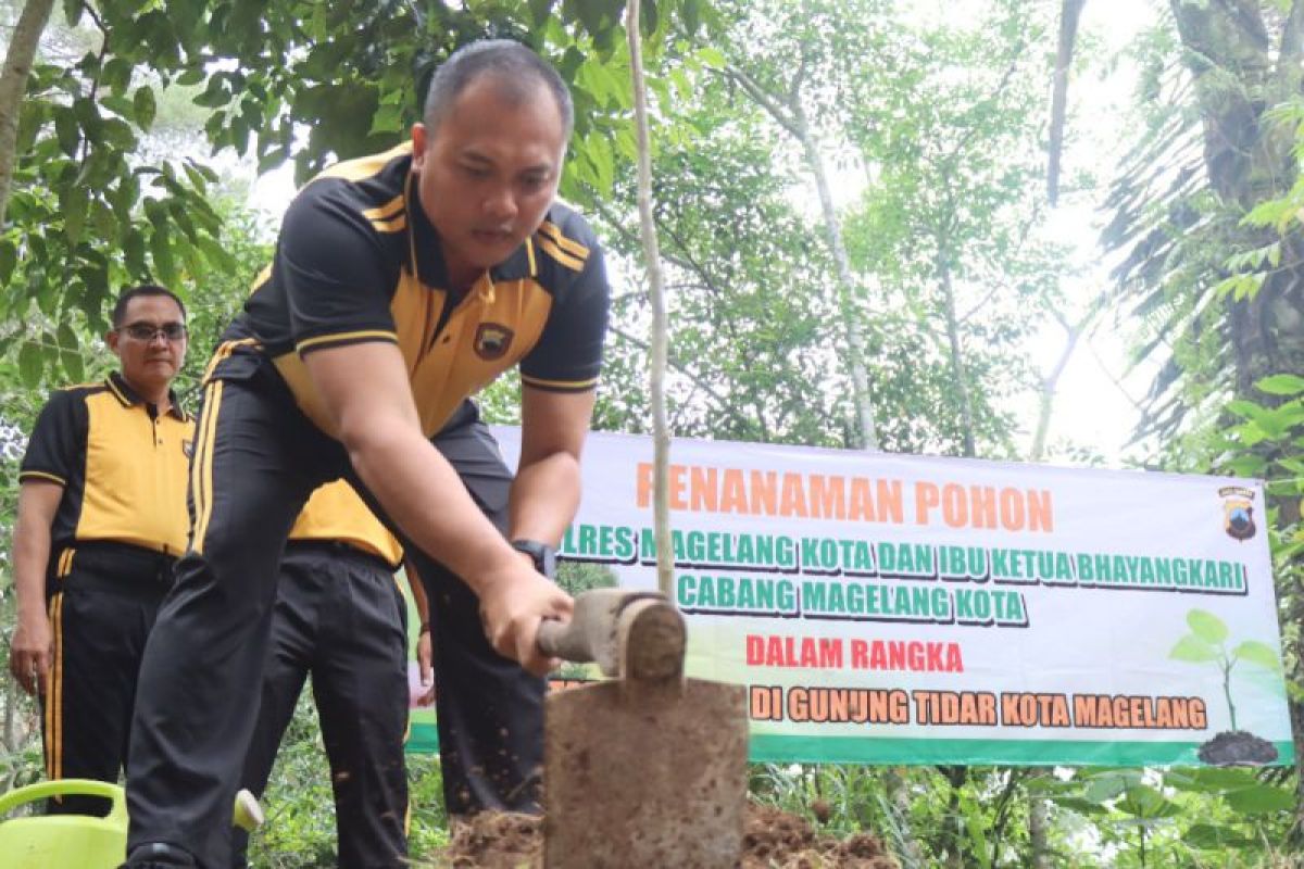 Polres Magelang Kota tanam pohon sentul di  Gunung Tidar