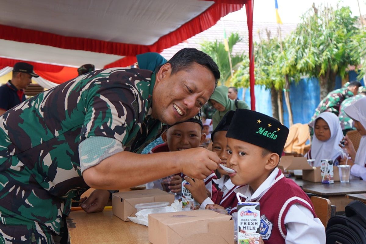 Kodim 0402/OKI gelar "Dapur Masuk Sekolah" di Tanjung Raja