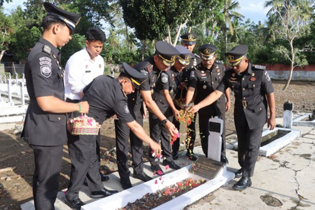 Imigrasi Polman ziarah dan tabur bunga di TMP Rea Timur