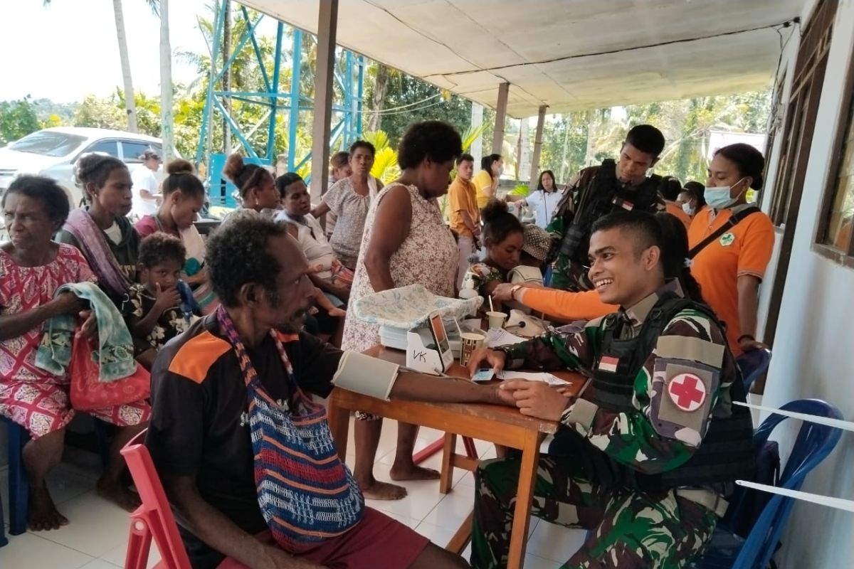 Satgas Pamtas RI-PNG lakukan pengobatan massal Kampung Mosso