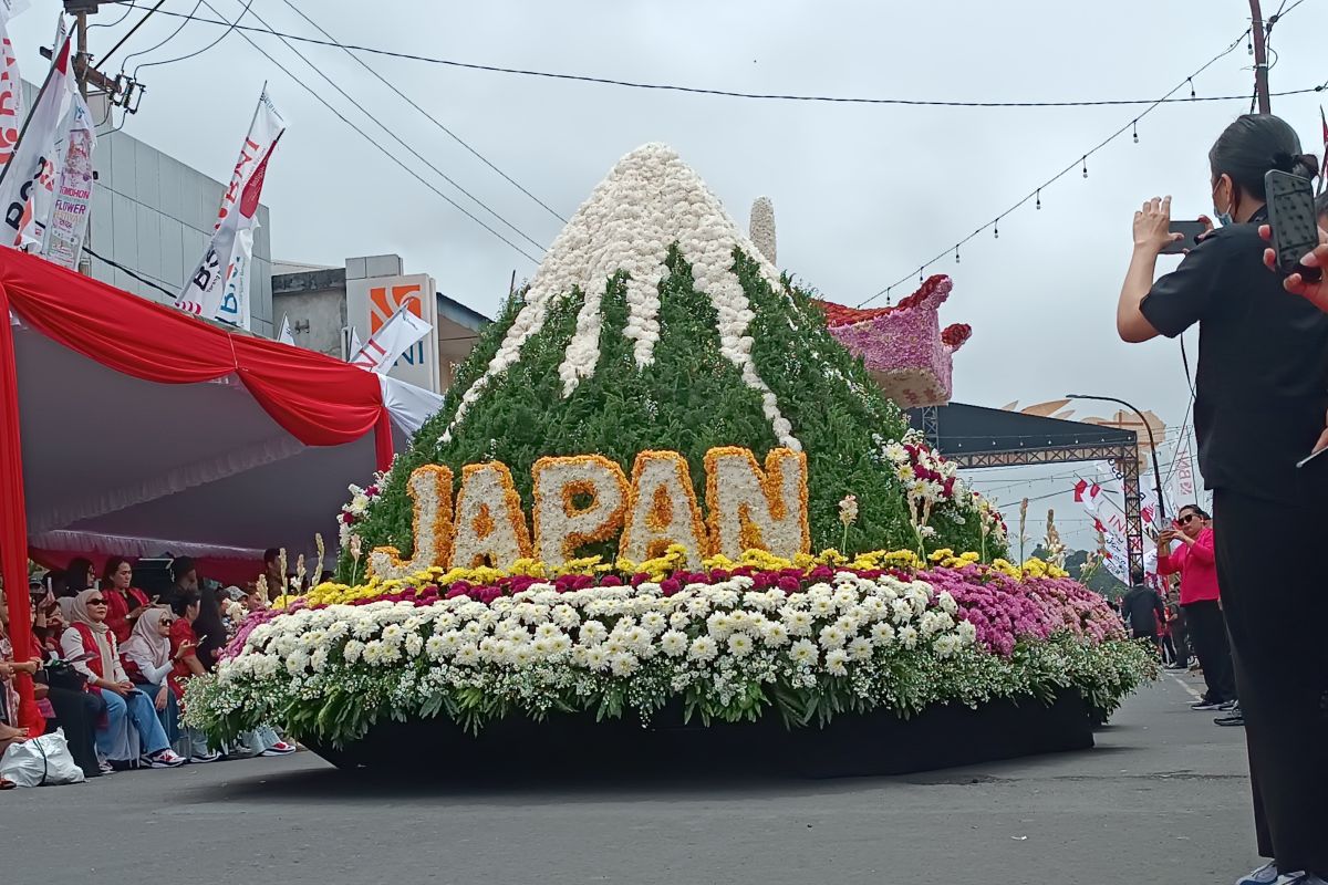 Tiga negara ikut parade kendaraan hias festival bunga internasional di Tomohon