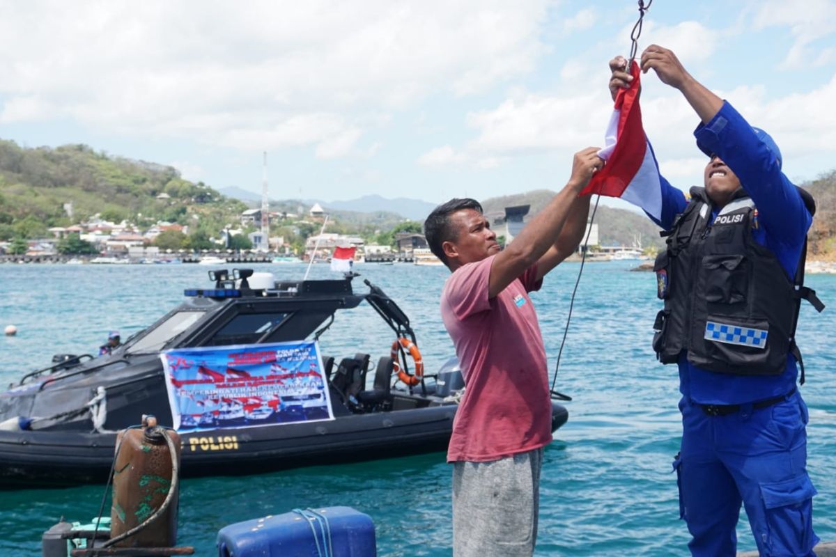 Polairud Polda NTT bagi bendera Merah Putih sambut HUT RI