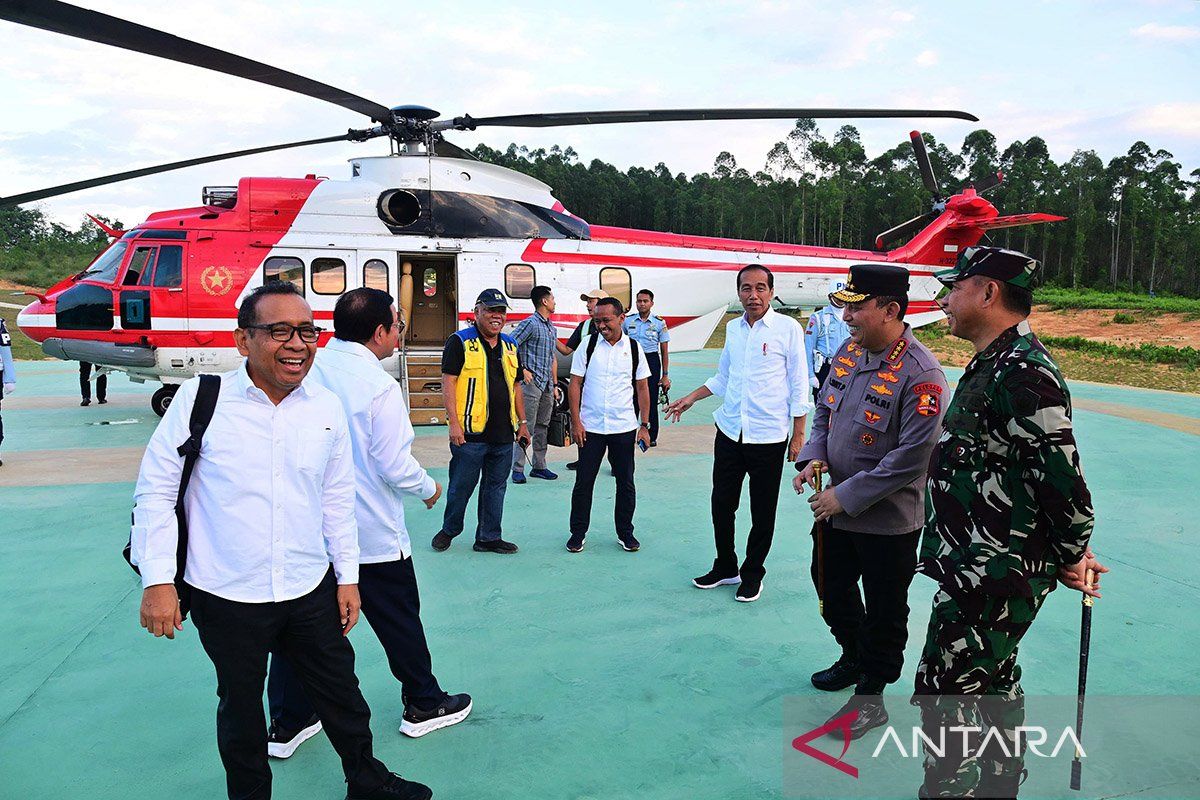 Presiden Jokowi dan Wapres Ma'ruf Amin makan malam di area Sumbu Kebangsaan IKN