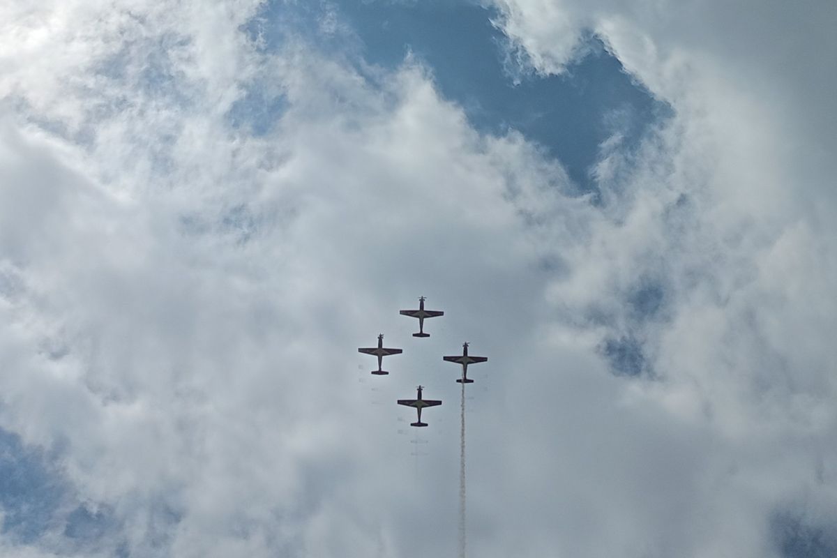 Sejumlah pesawat TNI AU bermanuver di langit IKN