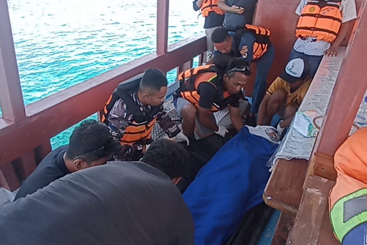 SAR evakuasi jenazah WNA meninggal di Pink Beach Labuan Bajo