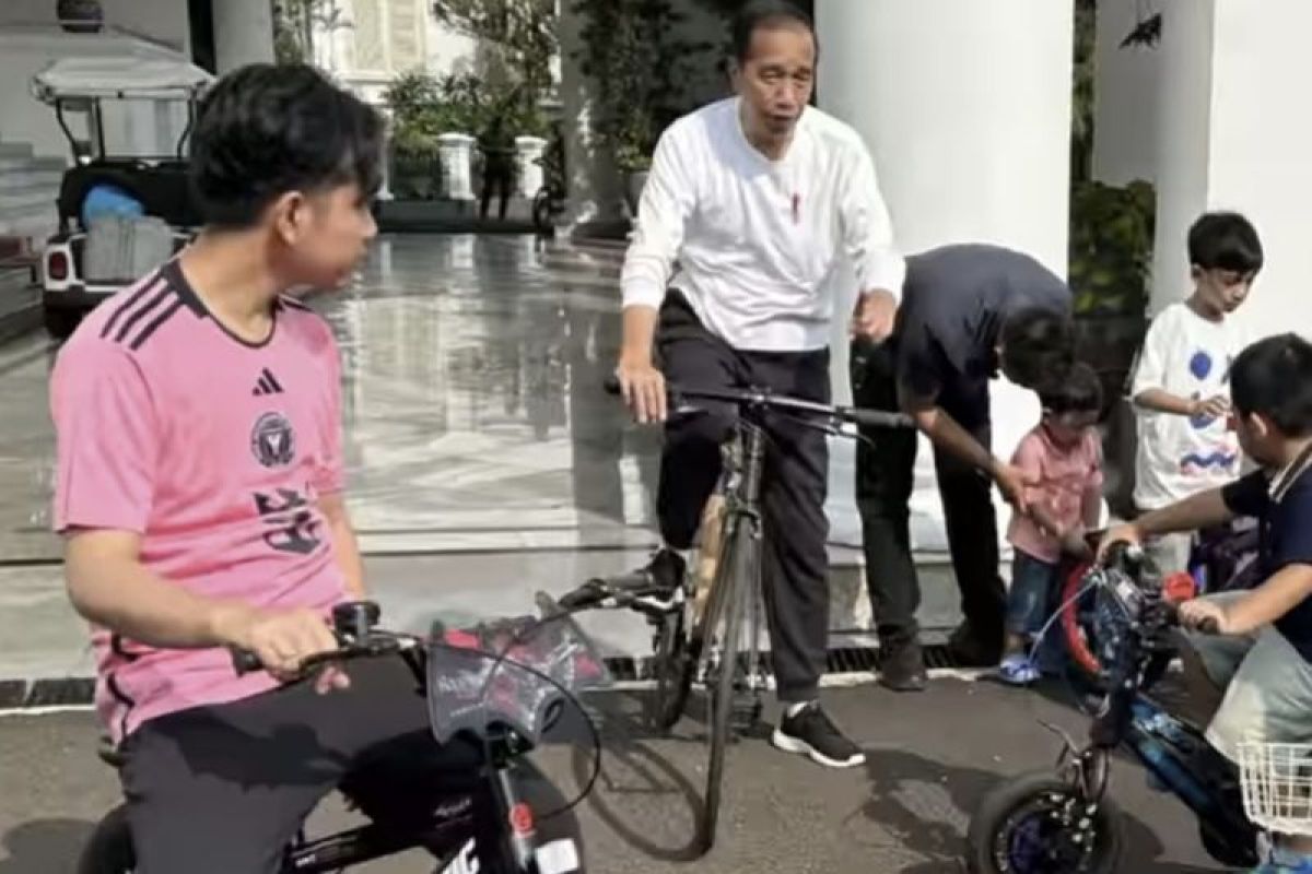 Jokowi nikmati bersepeda bersama anak cucu di Taman Istana Jakarta