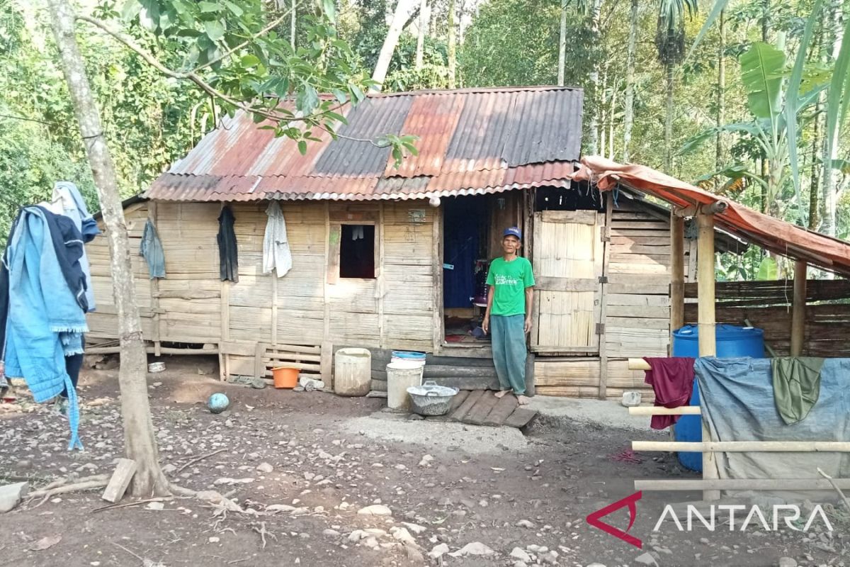 Baznas Kota Solok serahkan bantuan bedah rumah ke warga kurang mampu