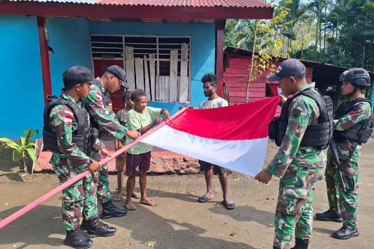 Satgas Pamtas RI-PNG bagikan Merah Putih warga Keerom