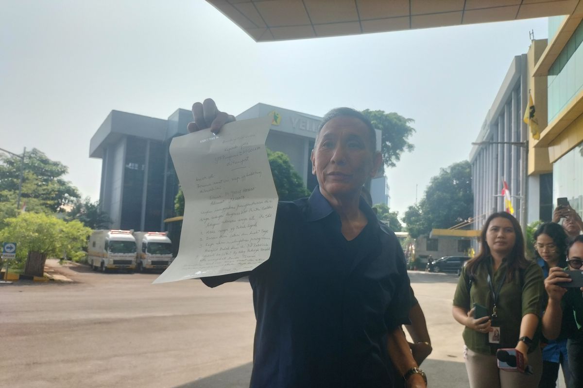 Babah  Alun ke kantor DPP Golkar untuk serahkan surat pengunduran diri