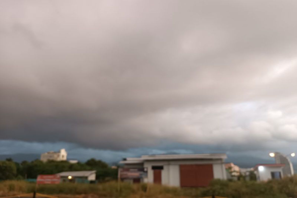 Berawan hingga hujan ringan terpa Indonesia