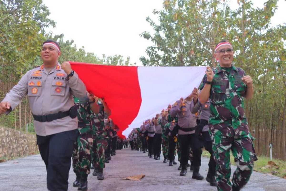 Sambut Hari Kemerdekaan, TNI-Polri Bandar Lampung Betangkan Bendera sepanjang 79 Meter