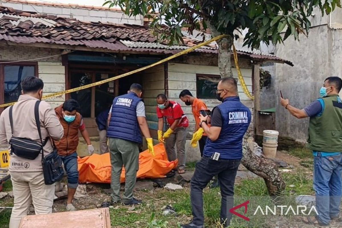 Penemuan mayat perempuan membusuk di dalam rumah