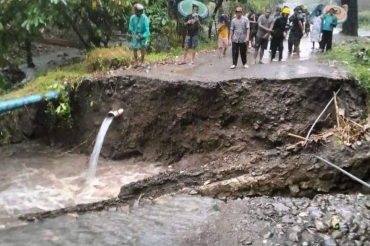 Jalan akses wisata Mamuju terputus akibat banjir