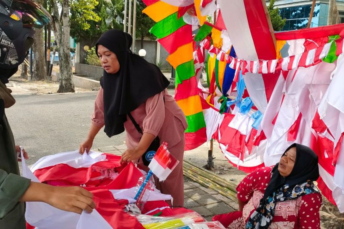 Pedagang bendera ramaikan Jalan Sudirman Pekanbaru jelang HUT RI