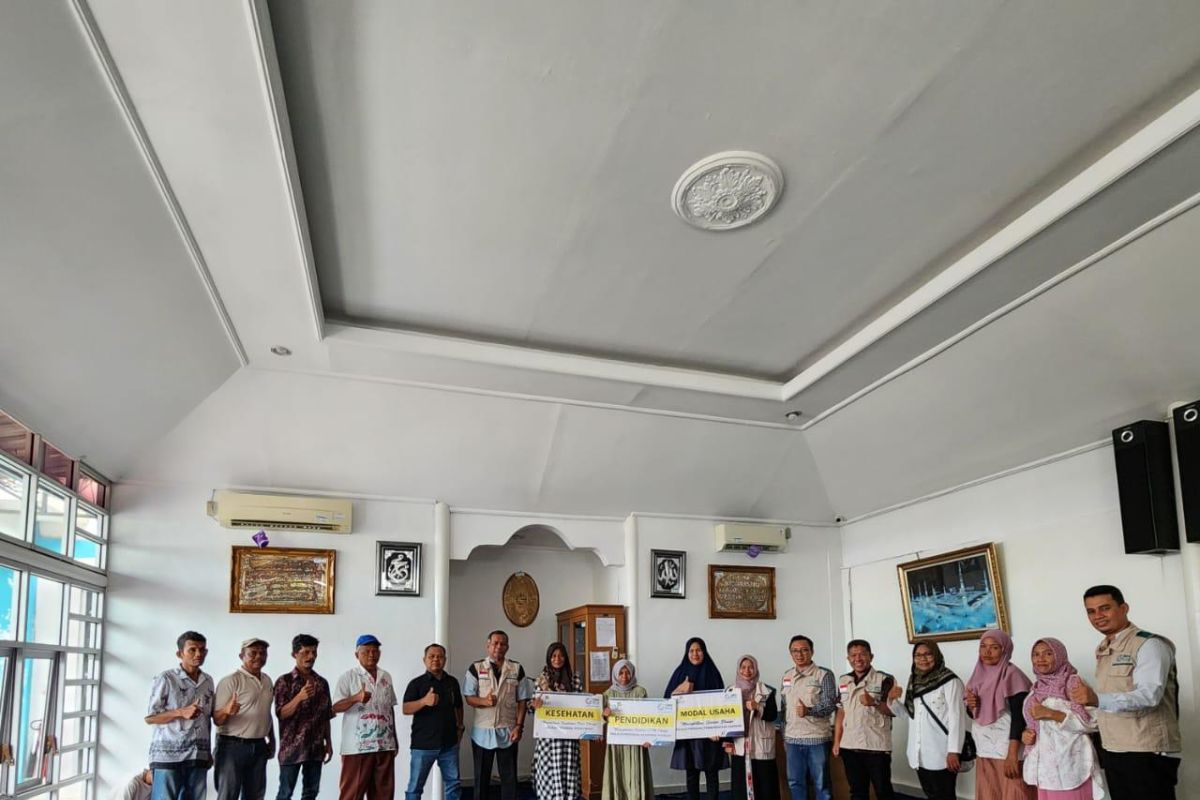 Menjejak manfaat, YBM PLN UP3 Padang salurkan bantuan untuk para mustahik