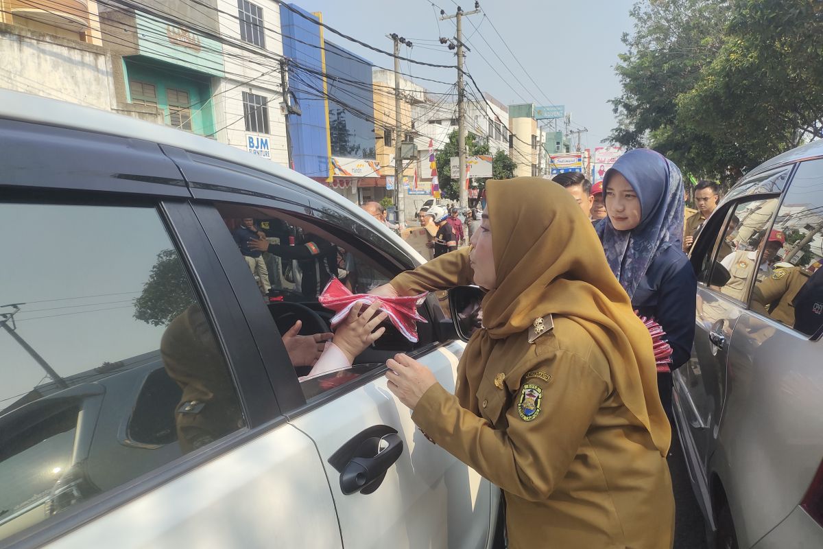 HUT RI, Pemkot Bandarlampung bagikan 5.000 Bendera Merah Putih kepada warga