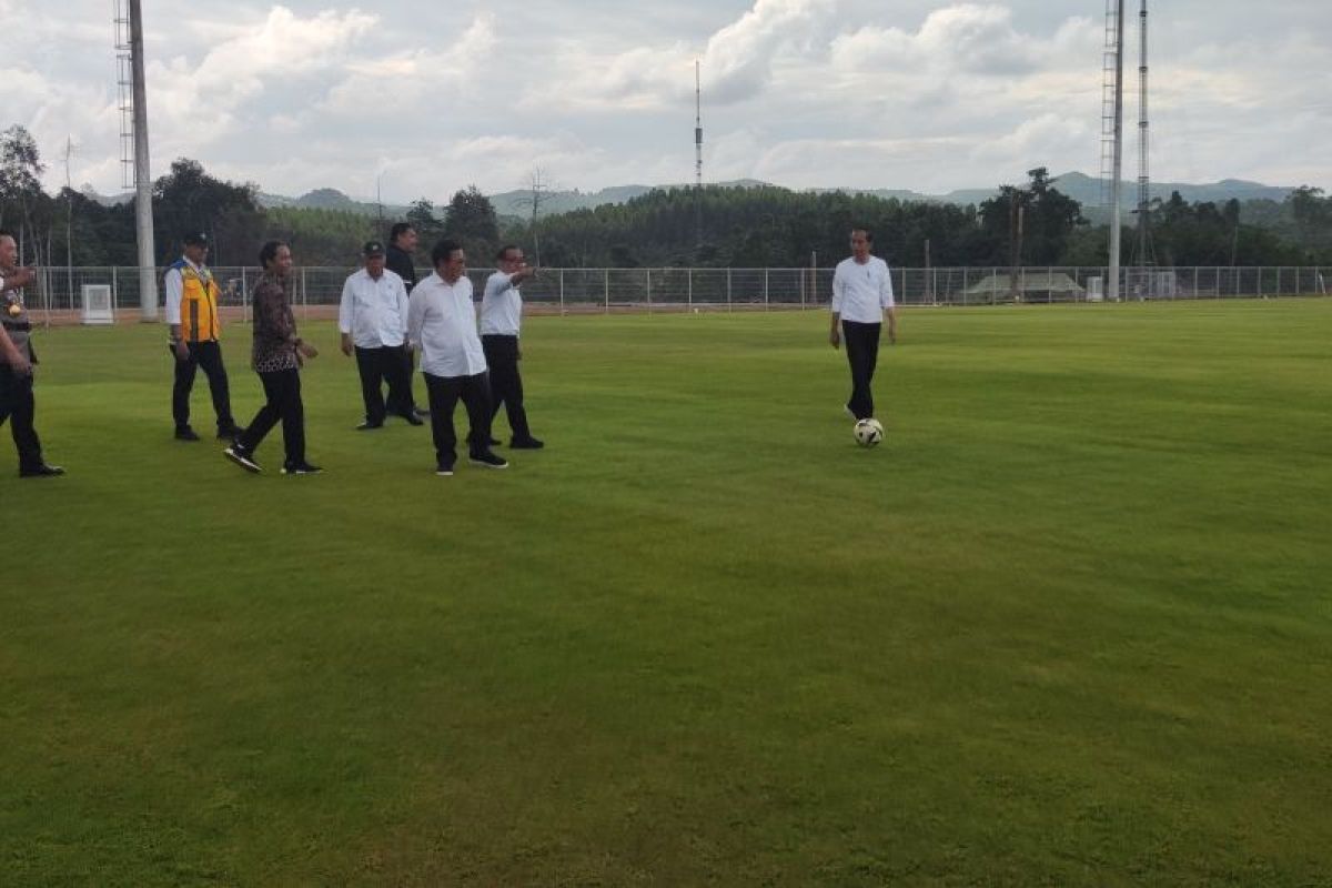 Jokowi coba main bola di pusat latihan sepak bola IKN, Kaltim