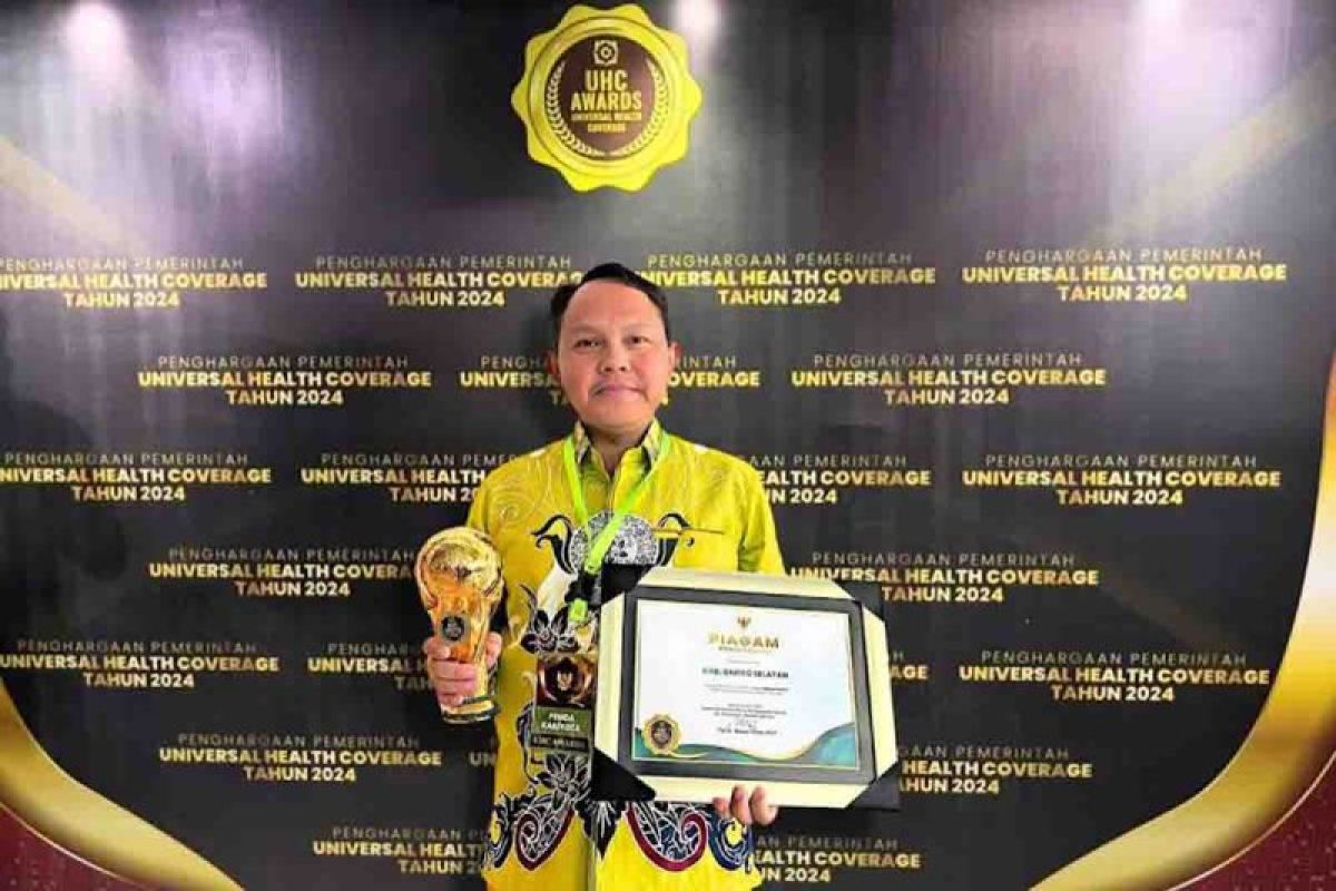 Penjabat Bupati Barsel terima penghargaan UHC Award 2024 dari Wakil Presiden