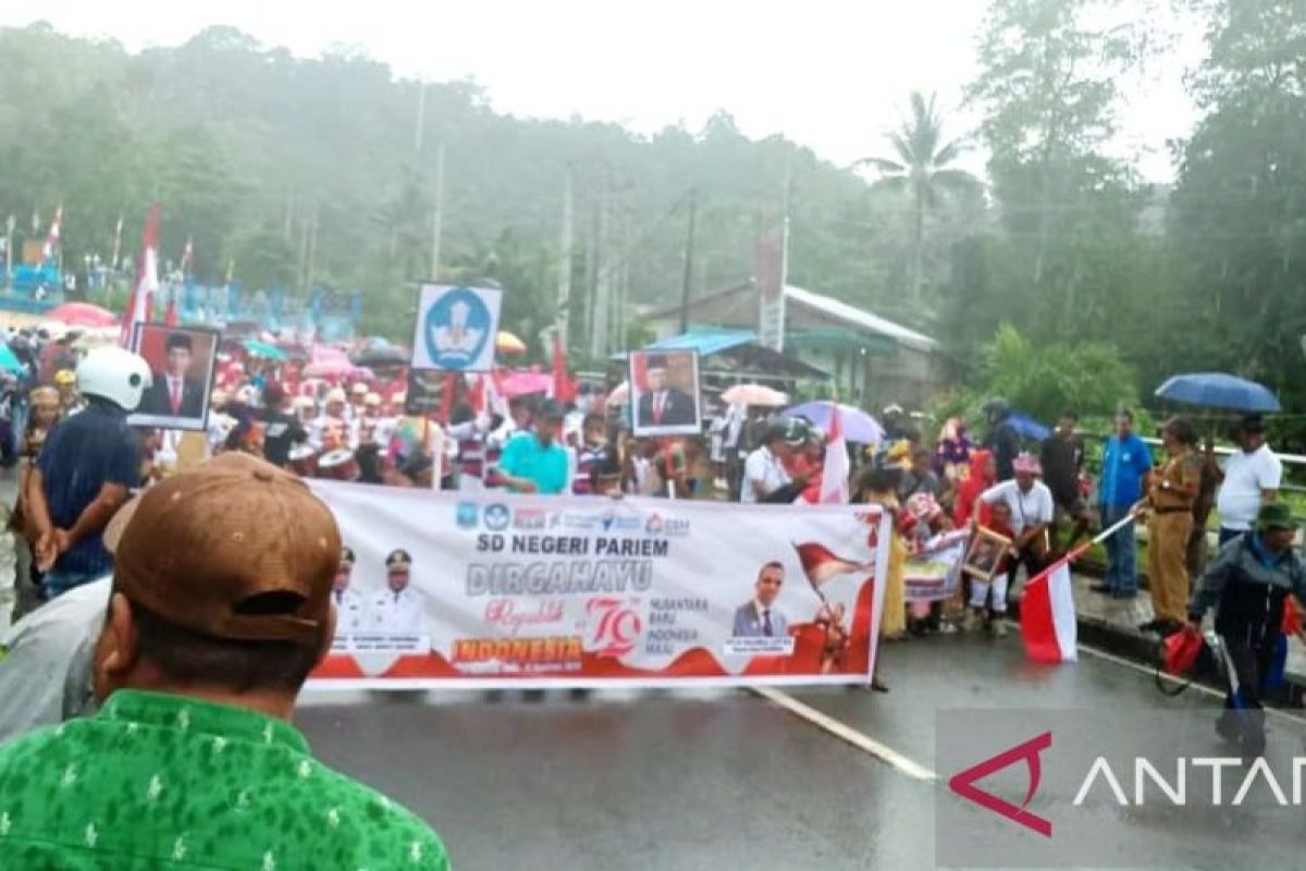 3.500 pelajar Supiori meriahkan pawai karnaval HUT Ke-79 RI