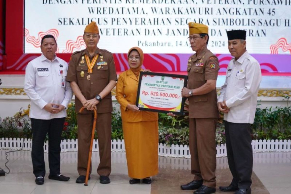 Pemprov Riau serahkan uang saku bagi ratusan veteran