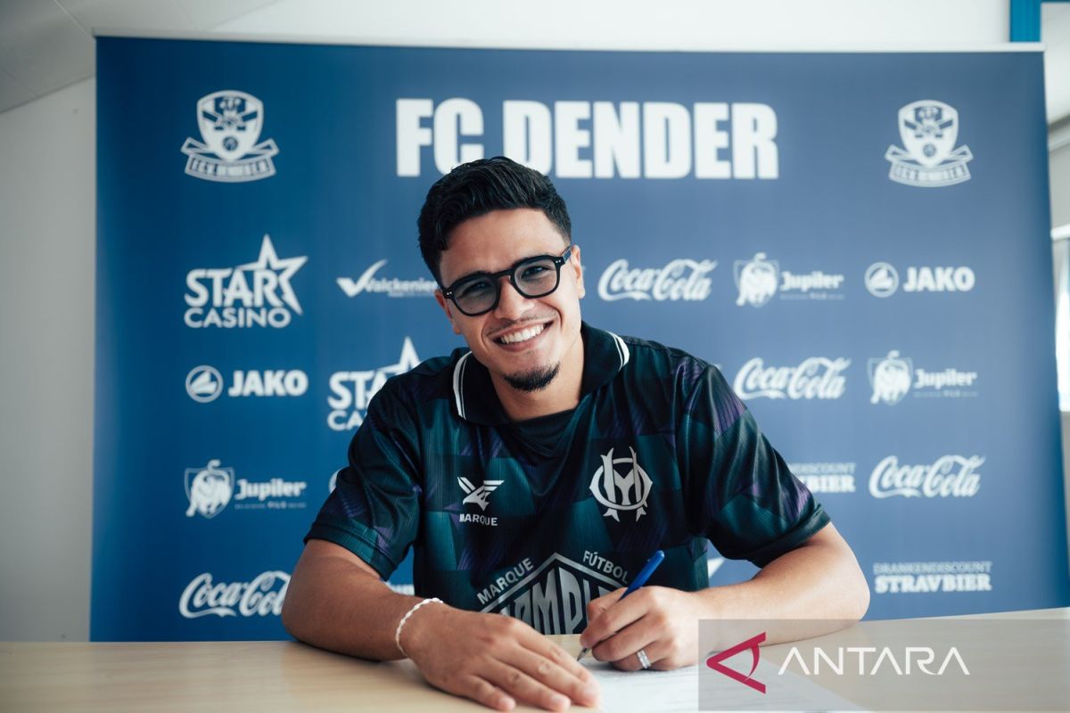 Pemain Timnas Indonesia Ragnar Oratmangoen merumput di FC Dender