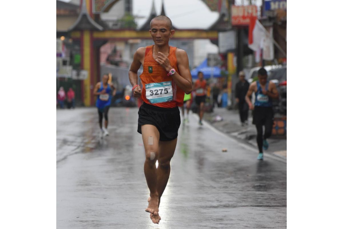 Hendra asal Riau juara lari PWR Bukittinggi tanpa alas kaki