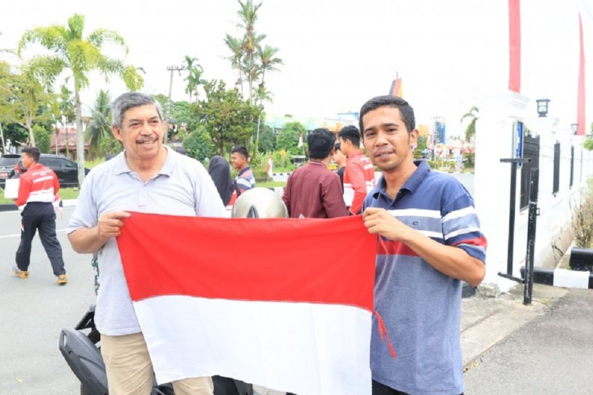 Pemkot Pariaman bagikan ribuan bendera semarakkan HUT Kemerdekaan RI