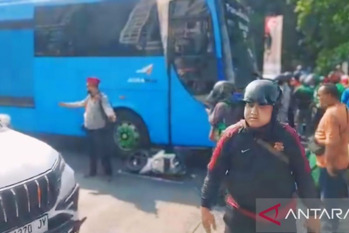 Pengendara motor tewas terlindas bus di Cawang