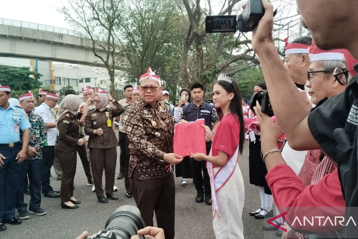 Pemkot Palembang bagikan 3.000 bendera  Merah Putih ke warga