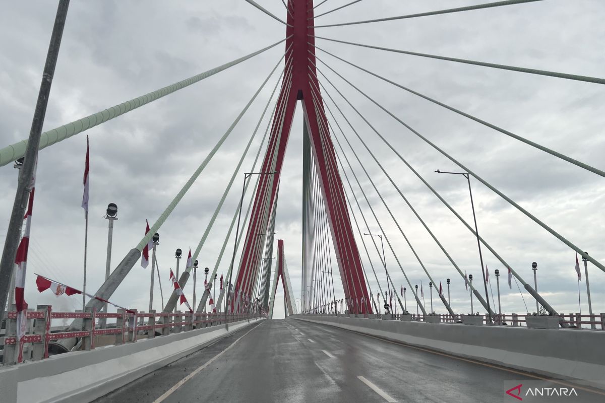 Bendera merah putih hiasi Jembatan Pulau Balang